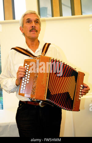 Alan Wheeler, der Cotillion folk-Gruppe, West Sussex, spielen die Melodion (englischer folk Konzertina) "in D und G", gemacht von Saltarello, verwendet durch Moriskentänzer Stockfoto