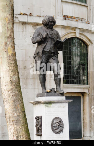 Denkmal für Dr. Samuel Johnson, 1709-1784, englischer Schriftsteller, Kritiker, Autor von Wörterbuch der englischen Sprache 1755, außerhalb Kirche von St. Clement Danes. Aldwych und Strand, London. Bildhauers Percy Hetherington Fitzgerald, 1834-1925 Stockfoto