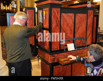 Michael Broadway von N. P. Mander Rohr Orgelbauer, tuning Kammer Orgel von Mander für Weihnachtsoratorium Leistung in St. John's Smith Square; ein Assistent hält sich jeder Schlüssel Stockfoto