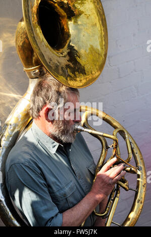 Jazz Spieler spielt Sousaphon, eine amerikanische marching Tuba auch in jazz-Bands gespielt. Das Sousaphon entwickelte sich in den 1890er Jahren von C.G. Conn auf Antrag der Sousa, US-amerikanischer Komponist von Märschen und Band-Leiter. An der kleinen Venedig Boot Kavalkade, Paddington, London, W9, durch die Regents Canal. Stockfoto