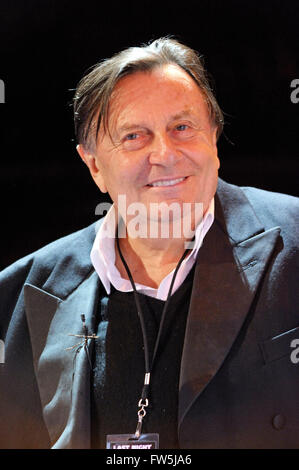 Barry Humphries, australischer Schauspieler / Komiker in der Probe in der Royal Albert Hall mit RPCO, für die "Letzte Nacht der MNP" Tour ("mehr ein Tourette"), zu seinen spielen alter Egos Dame Edna Everage und Sir Les Paterson, Vertreter der australischen Kultur. Partitur geschrieben und unter der Leitung von amerikanischer Dirigent und Komponist Carl Davis, der die Show sofort nach der englischen Proms-Saison vor 28 Jahren in 1981 uraufgeführt. Stockfoto