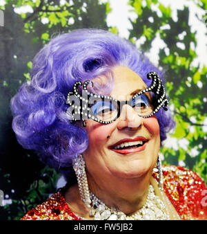 Barry Humphries, australischer Schauspieler / Komiker, als Dame Edna Everage, australische super-star Hausfrau, nach einem Konzert der "Letzte Nacht der MNP" Tour 2009. Stockfoto