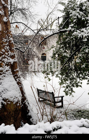 Keats House Museum in Keats Grove, Hampstead, London NW3, unter Schnee. Wentworth Platz wurde wie es ursprünglich genannt wurde, 1814-16 von William Woods gebaut. Englischer Dichter John Keats (1795-1821) kam zu 1818, hier zu übernachten, nur 17 Monate vor der Reise nach Italien, wo er starb. Schauspielerin Eliza Jane Chester, Favorit von König George IV., lebte hier und Anpassungen im Jahre 1838. Zeigt die Keats-Bibliothek von Sir Charles Dilke. Stark beeinflusst von Shakespeare und Milton, wurde Keats einer der wichtigsten Dichter der englischen Romantik zusammen mit Lord Byron und Percy Bysshe Shelley. Stockfoto