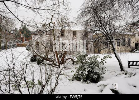 Keats House Museum in Keats Grove, Hampstead, London NW3, unter Schnee. Wentworth Platz wurde wie es ursprünglich genannt wurde, 1814-16 von William Woods gebaut. Englischer Dichter John Keats (1795-1821) kam zu 1818, hier zu übernachten, nur 17 Monate vor der Reise nach Italien, wo er starb. Schauspielerin Eliza Jane Chester, Favorit von König George IV., lebte hier und Anpassungen im Jahre 1838. Zeigt die Keats-Bibliothek von Sir Charles Dilke. Stark beeinflusst von Shakespeare und Milton, wurde Keats einer der wichtigsten Dichter der englischen Romantik zusammen mit Lord Byron und Percy Bysshe Shelley. Stockfoto