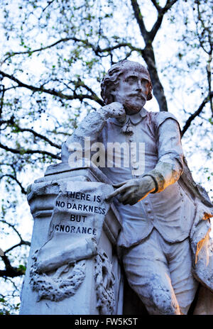 Statue von William Shakespeare, englischer Dramatiker und Dichter, am Leicester Square in London, in der Dämmerung. Ein Duplikat der Barde Stockfoto