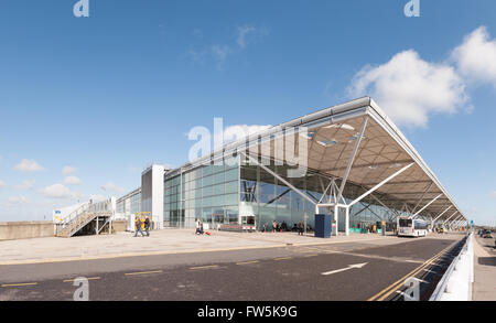 Ankünfte Abflüge internationale Flüge Stansted Flughafen absetzen Eingang Ausgang interessantes Design Norman Foster Stockfoto