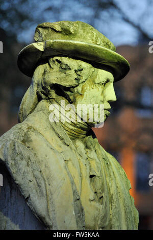 sSir Joshua Reynolds-Statue am Leicester Square, in der Nacht, RA FRS MBE (16. Juli 1723 - 23. Februar 1792), Henry Weekes 1874. Reynolds, englischer Maler Stockfoto