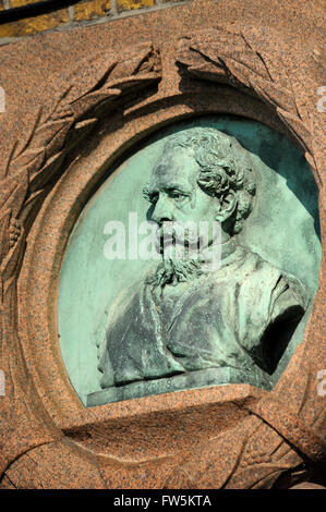 Bronzebüste auf einer Tafel des Schriftstellers Charles Dickens, an der Studie Wand des Hauses Fort, jetzt benannt nach dem Roman Bleak House Stockfoto