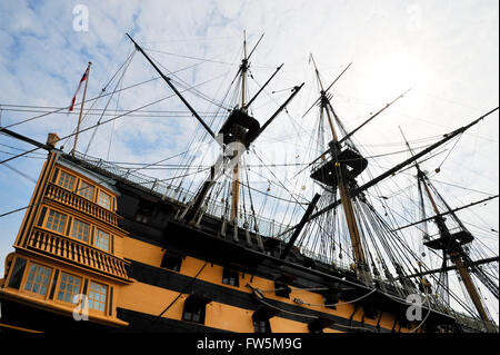 HMS Victory in Portsmouth Historic Dockyard. Der einzige Überlebende Marine Kriegsschiff, das die Fähigkeit der Marinedockyard Schiffsbauer, Schiffskonstrukteuren und die industrielle Fähigkeit von Großbritannien während des mittleren 18. Jahrhunderts darstellt. Sie war Admiral Lord Nelsons Flaggschiff in der Schlacht von Trafalgar, 21. Oktober 1805, die entscheidendsten britischer Seesieg der napoleonischen Kriege (1803-1815). 27 britische Schiffe besiegt dreiunddreißig französische und spanische Schiffe unter französischen Admiral Pierre Villeneuve. Der britischen Sieg bestätigt eindrucksvoll die Seeherrschaft, die Großbritannien während der Vergangenheit gegründet hatte Stockfoto