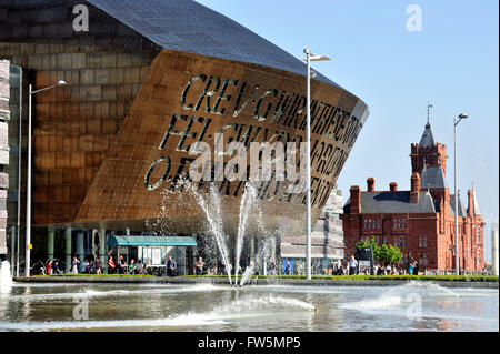 Cardiff Millenium Centre, außen, mit Brunnen. Das Auditorium und Konzert Opernhaus, das neue Zuhause der Welsh National Opera und der BBC National Orchestra of Wales (jetzt BBC). Der Brief an den Architekten Percy Thomas Partnerschaft (jetzt Kopf-Percy Thomas, war, dass es "Unverkennbar walisischen und international herausragende" sein musste. November 2004 eröffnet. Im Jahr 1996 erhielt Arup den Zuschlag für Struktur- und Gebäudetechnik. Arup Acoustics erhielt auch den Auftrag für die Bereitstellung von Lösungen. Im Dezember 2001 wurde der Bauauftrag an Sir Robert McAlpine Ltd., mit Adv ausgezeichnet. Stockfoto