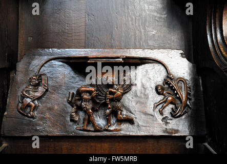 15. Jahrhundert carve15th Jahrhundert geschnitzt Miserikordie im Chor, in Eiche, von Jungfrau und Kind, St. Laurence Church, Ludlow, Shropshire. Sbowing gequält Seelen und Teufel, spielen die bagpipes.d Miserikordie im Chor, in Eiche, von Jungfrau und Kind, St. Laurence Church, Ludlow, Shropshire. Sbowing gequält Seelen und Dämonen, der Dudelsack. Stockfoto