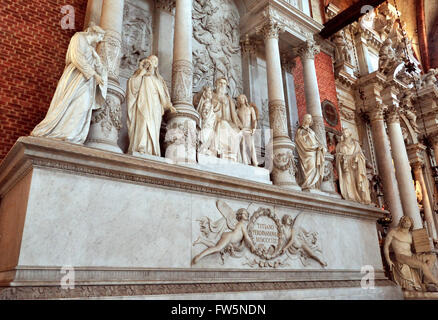 Tizian Denkmal in der Kirche die Frari, der Basilika di Santa Maria Gloriosa dei Frari, Venedig, 1338 erbaut. Tiziano Vecelli oder Tiziano Vecellio (c. 1488/1490 - 27 August 1576) besser bekannt als Tizian, italienischer Maler, der wichtigste Teil der venezianischen Schule aus dem 16. Jahrhundert. Errichtet im Jahre 1852 von Ferdinand L, (1838-52) mit Musen: Skulptur, Architektur, Malerei, Holzschnitzerei. Tizian selbst sitzt in der Mitte; hinter ihm ist eine Erleichterung, seinem berühmten Bild der Annahme (das Hochaltar-Stück der Franziskaner Kirche) und der Altar darstellt. Eine geflügelten venezianischen Löwen ist auf Stockfoto