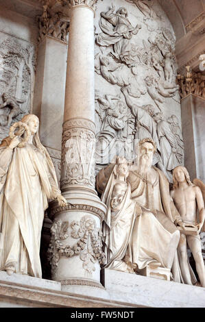 Tizian Denkmal, (Mitteltafel), die Basilika di Santa Maria Gloriosa dei Frari, Venedig, gebaut in der Kirche die Frari, 1338. Tiziano Vecelli oder Tiziano Vecellio (c. 1488/1490 - 27 August 1576) besser bekannt als Tizian, italienischer Maler, der wichtigste Teil der venezianischen Schule aus dem 16. Jahrhundert. Errichtet im Jahre 1852 von Ferdinand L, (1838-52) mit Musen: Skulptur, Architektur, Malerei, Holzschnitzerei. Tizian selbst sitzt in der Mitte; hinter ihm ist eine Erleichterung, seinem berühmten Bild der Annahme (das Hochaltar-Stück der Franziskaner Kirche) und der Altar darstellt. Eine geflügelte Ven Stockfoto