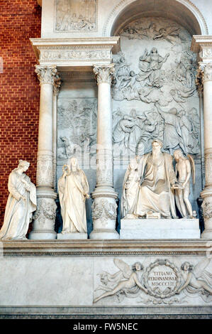 Tizian Denkmal in der Kirche die Frari, der Basilika di Santa Maria Gloriosa dei Frari, Venedig, 1338 erbaut. Tiziano Vecelli oder Tiziano Vecellio (c. 1488/1490 - 27 August 1576) besser bekannt als Tizian, italienischer Maler, der wichtigste Teil der venezianischen Schule aus dem 16. Jahrhundert. Errichtet im Jahre 1852 von Ferdinand L, (1838-52) mit Musen: Skulptur, Architektur, Malerei, Holzschnitzerei. Tizian selbst sitzt in der Mitte; hinter ihm ist eine Erleichterung, seinem berühmten Bild der Annahme (das Hochaltar-Stück der Franziskaner Kirche) und der Altar darstellt. Eine geflügelten venezianischen Löwen ist auf Stockfoto