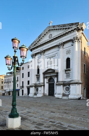 Vivaldi-Kirche: Santa Maria della Piet' oder della Visitazione, erbaut 1745-1760 nach einem Entwurf von Giorgio Massari, das 15. Jahrhundert-Original auf der Riva dei Schiavone (Uferpromenade) von Venedig, in dem Antonio Vivaldi durchgeführt, venezianischen Komponisten, 1678-1741 zu ersetzen. Mit rosa Glas Leuchten am Laternenpfahl. Stockfoto