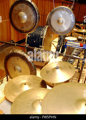 Großes Instrument Gongs, große Trommel und Becken, orchestrale Perkussion Instrumente auf ...