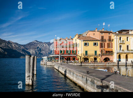 Malcesine, Italien - 18. Januar 2016: Malcesine ist eine kleine Stadt am Gardasee (Italien). Schöne und malerische nennt man "den p Stockfoto