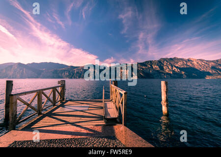 Gehweg über den Gardasee in der Nähe von Malcesine bei Sonnenuntergang. Stockfoto