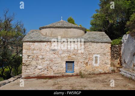 Die kleine Kapelle des Agios Kosmas bei Agii Anargiroi auf der griechischen Insel Alonissos. Stockfoto