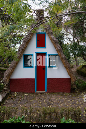 Traditionelles Landhaus in Santana Madeira, Portugal. Stockfoto