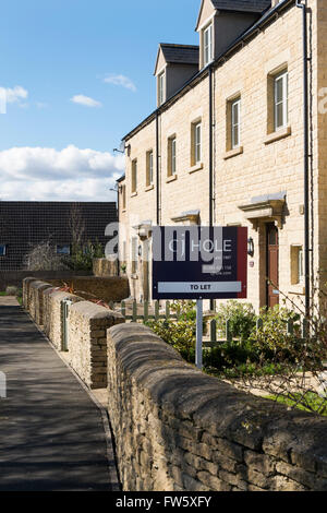 Estate Agent zu lassen Board bei einer neuen Wohnsiedlung am Stadtrand von Cirencester, Gloucestershire, UK Stockfoto