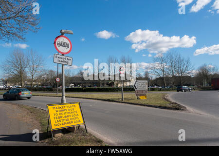 Schild Warnung vor Baumaßnahmen in Cirencester, Gloucestershire, UK Stockfoto