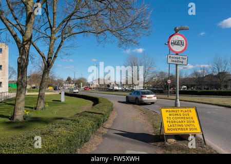 Schild Warnung vor Baumaßnahmen in Cirencester, Gloucestershire, UK Stockfoto