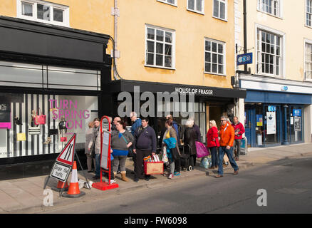 Temporäre Bushaltestelle vor dem House of Fraser Kaufhaus in Marktplatz, Cirencester, Gloucestershire, Großbritannien Stockfoto