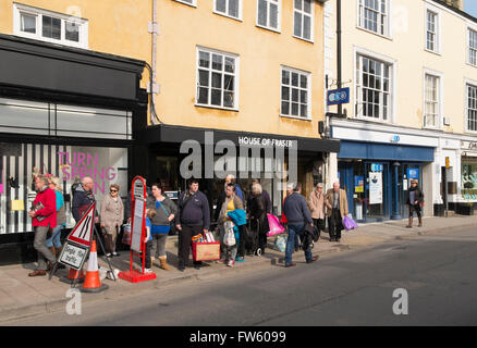 Temporäre Bushaltestelle vor dem House of Fraser Kaufhaus in Marktplatz, Cirencester, Gloucestershire, Großbritannien Stockfoto