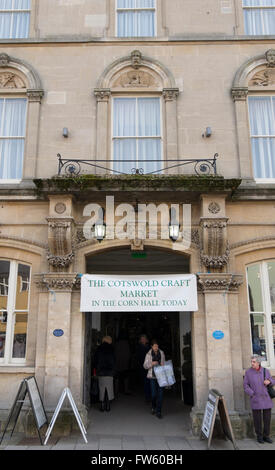 Renovierte Mais Hall und Mais Hall Arcade im Marktplatz, Cirencester, Gloucestershire, Großbritannien Stockfoto