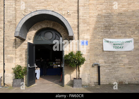 Renovierte Mais Hall und Mais Hall Arcade im Marktplatz, Cirencester, Gloucestershire, Großbritannien Stockfoto