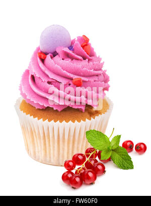 Cupcake mit roten Johannisbeeren, isoliert auf weiss Stockfoto