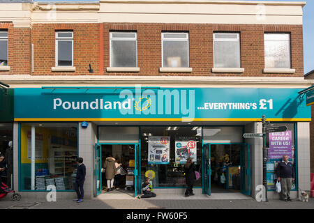 Poundland Discounter im Cricklade Road, Cirencester, Gloucestershire, VEREINIGTES KÖNIGREICH Stockfoto