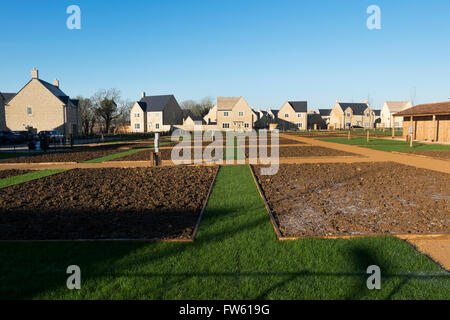 Kleingärten auf eine neue Wohnsiedlung am Stadtrand von Cotswold Markt Stadt Fairford in Gloucestershire, England, UK Stockfoto