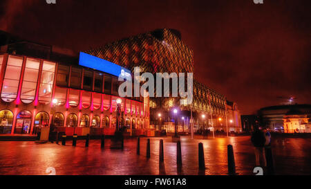 Exterieur des Birmingham Repertory Theatre in Centenary Square bei Nacht. Stockfoto