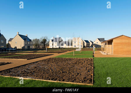 Kleingärten auf eine neue Wohnsiedlung am Stadtrand von Cotswold Markt Stadt Fairford in Gloucestershire, England, UK Stockfoto