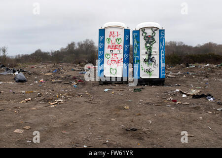 Calais. Flüchtlingslager - die so genannte Dschungel. Zwei Toiletten sind die einzige Strukturen verlassen in einem Gebiet von französischen Behörden gelöscht Stockfoto