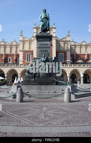 Polen, Krakau, Old Town, Adam-Mickiewicz-Denkmal - polnischen romantischen Dichter und Tuchhallen - Sukiennice Stockfoto