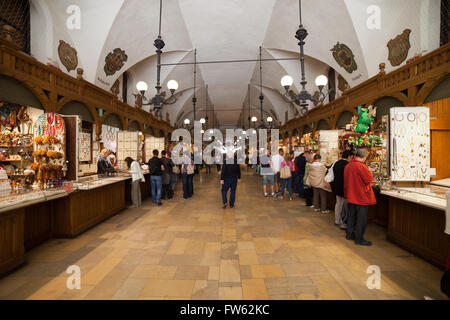 Tuchhallen - Tuchhallen Interieur, Krakow (Krakau), Polen, Old Town, Wahrzeichen der Stadt, historische Shopping mall Stockfoto