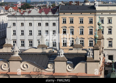 Die Altstadt von Krakau in Polen, Kreuzblumen auf Dach der Tuchhallen (Sukiennice) und historische Wohnhaus beherbergt Stockfoto