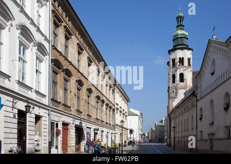 Polen, beherbergt die Stadt Krakow (Krakau), Old Town, Mietshaus Grodzka Street, Kirche des Hl. Andreas (rechts) Stockfoto