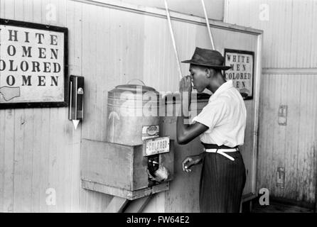 Segregation, USA. Schwarzer Mann trinken am Wasser-Kühler mit einem "Farbigen" Schild unten, Straßenbahn-Terminal, Oklahoma City, Oklahoma, USA. Foto von Russell Lee, 1939. Stockfoto