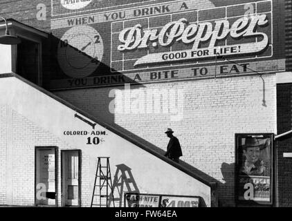 Rassische Abtrennung. Ein schwarzer Mann, gehen eine Treppe zum "farbigen" Eingang der ein Kino mit einem "White Men Only" Toilette unten, Belzoni, Mississippi Delta, Mississippi, Vereinigte Staaten. Foto: Marion Post Wolcott, 1939. Stockfoto