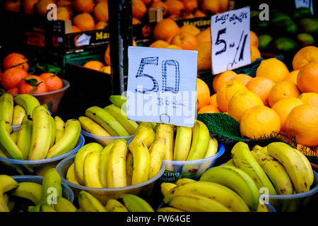 Frisches Obst für den Verkauf auf einen Stall in der Stierkampfarena Straßenmarkt in Birmingham, England, UK Stockfoto