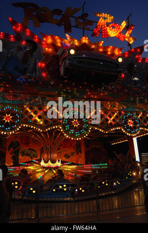 & Rock'n'Roll auf halbem Weg Fahrt im Dutchess County Fair in der Nacht mit bunten Neonlichter Vergnügungspark Stockfoto