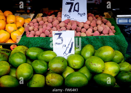 Früchte für den Verkauf auf einen Stall in der Stierkampfarena Straßenmarkt in Birmingham, England, UK Stockfoto