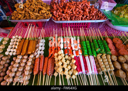 Marktstand mit verschiedenen Spieße mit Fleisch, Fisch und Wurst, Garküche, Lebensmittel zum Verkauf an ein Nachtmarkt, Thailand Stockfoto