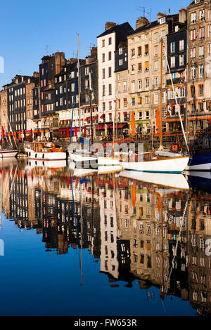 Häuser und Boote am alten Hafen mit Reflexionen in ruhigem Wasser, Vieux Bassin, Honfleur, Calvados, Normandie, Frankreich Stockfoto