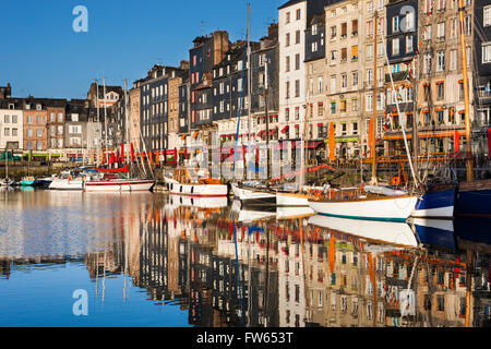 Häuser und Boote am alten Hafen mit Reflexionen in ruhigem Wasser, Vieux Bassin, Honfleur, Calvados, Normandie, Frankreich Stockfoto