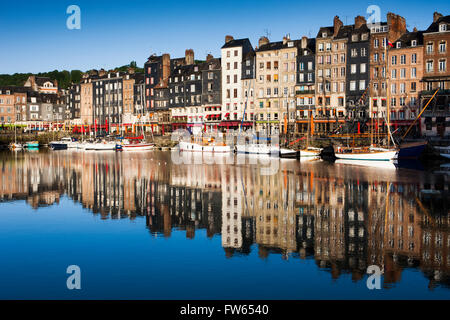 Häuser und Boote am alten Hafen mit Reflexionen in ruhigem Wasser, Vieux Bassin, Honfleur, Calvados, Normandie, Frankreich Stockfoto